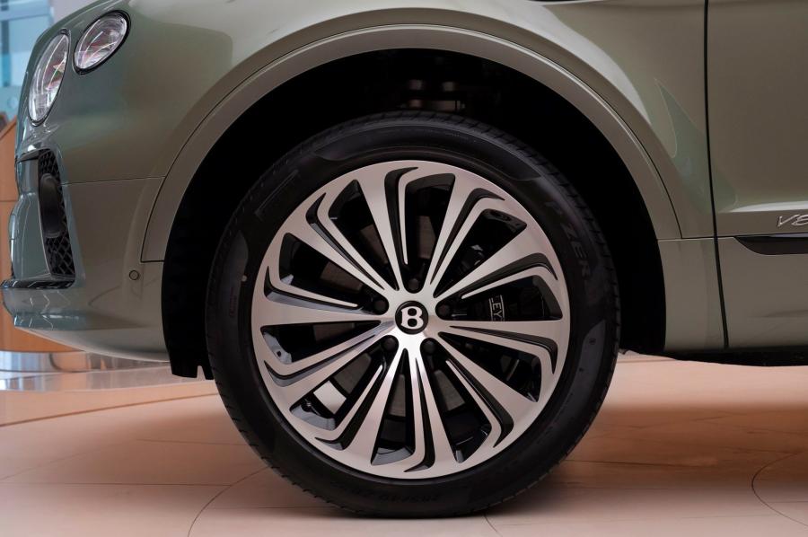 Колеса Bentley Bentayga V8 2020 года  (UAE) (фото 6 из 10)